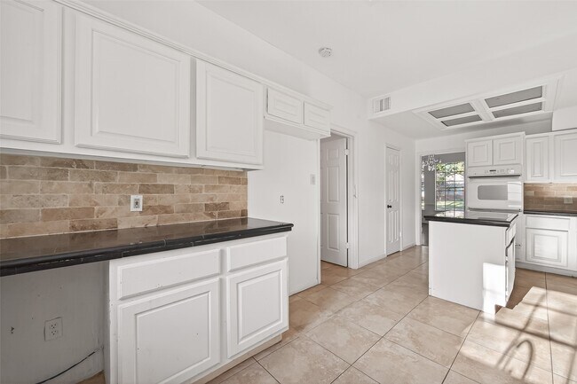 Building Photo - 2627 Double Lake Dr