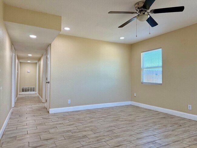 Building Photo - House For Rent