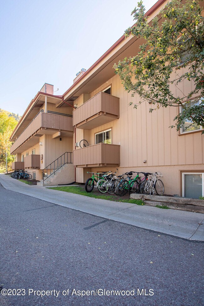 Building Photo - 326 Midland Ave