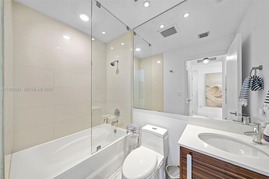 Building Photo - 2020 N Bayshore Dr