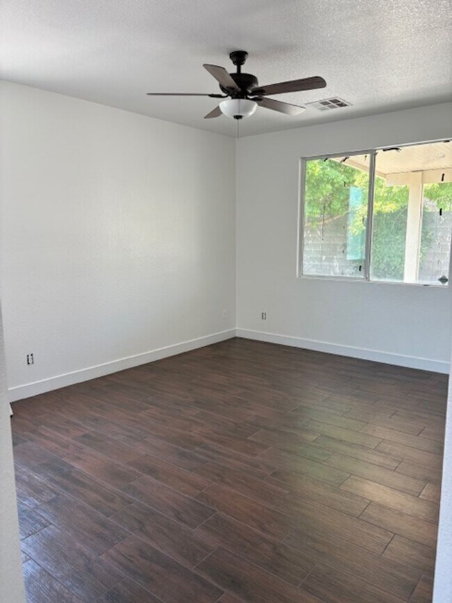 Building Photo - One story home with 3 bedrooms and 2 bath
