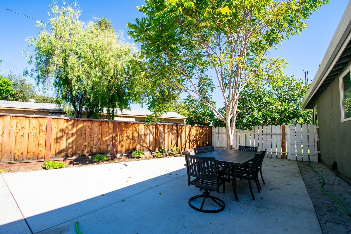 Building Photo - 1099 Bradford Dr