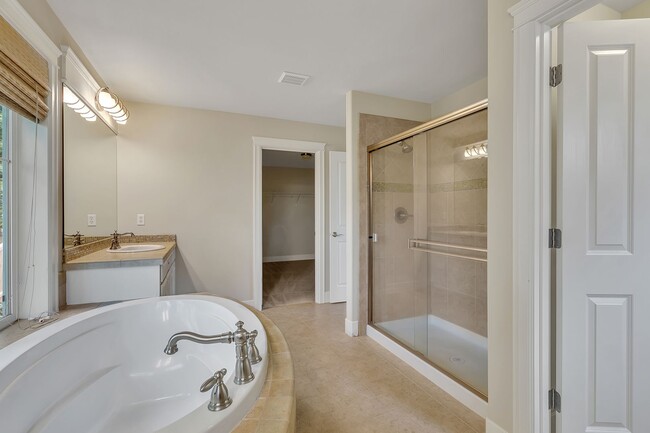 Building Photo - Must see in beautiful Redmond neighborhood