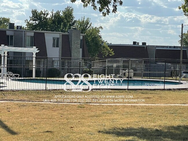 Building Photo - *AVAILABLE NOW!* Spacious 3 Bed/2.5 Bath Condo in East Norman!