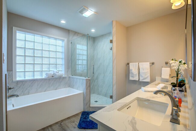 Building Photo - 8606 Columbia Dr