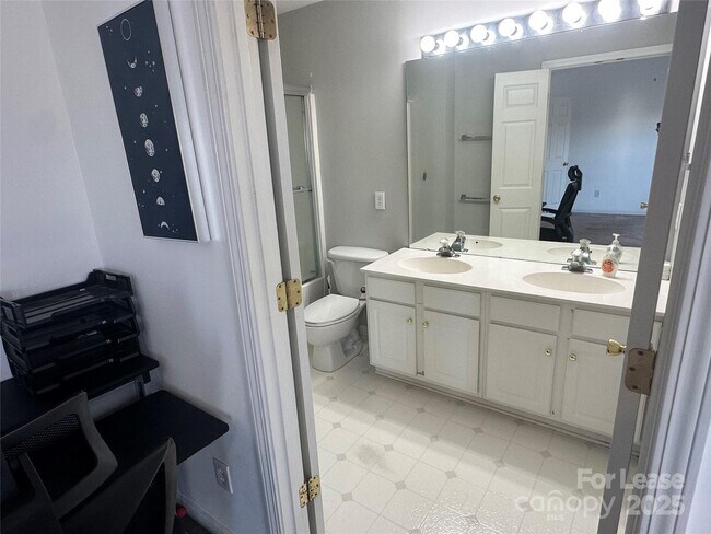 Building Photo - 3213 Mannington Dr