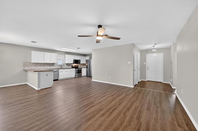 Building Photo - 3304 Glenmore Dr