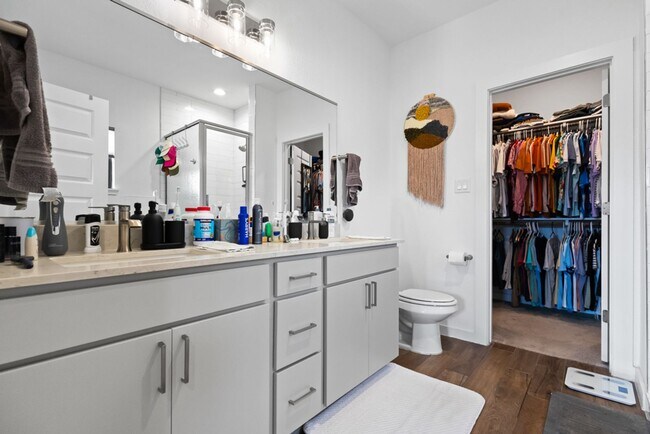 Building Photo - Charming Home Awaits: Spacious & Modern Living in a Prime Location