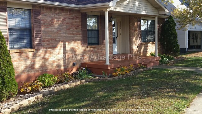 Building Photo - 3006 S Woodland Dr