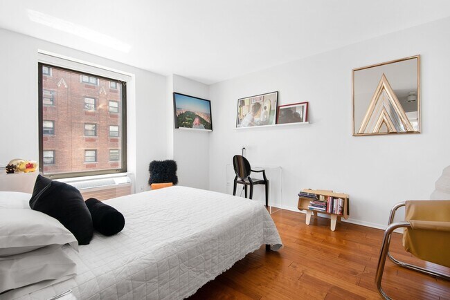 Building Photo - 40 E Delaware Pl
