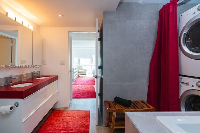 Building Photo - 900 Bay Dr