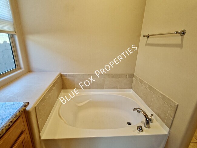 Building Photo - 11445 E Vail Crest Dr