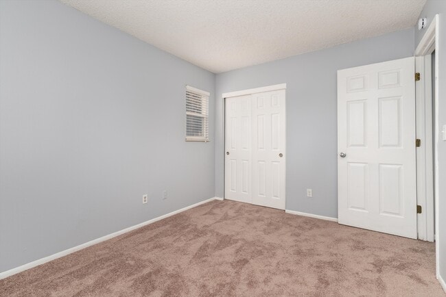 Building Photo - 5025 E Weaver Ave