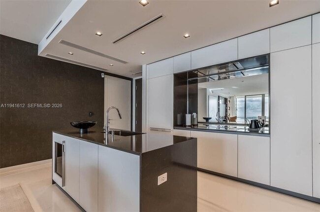 Building Photo - 300 Biscayne Blvd Way