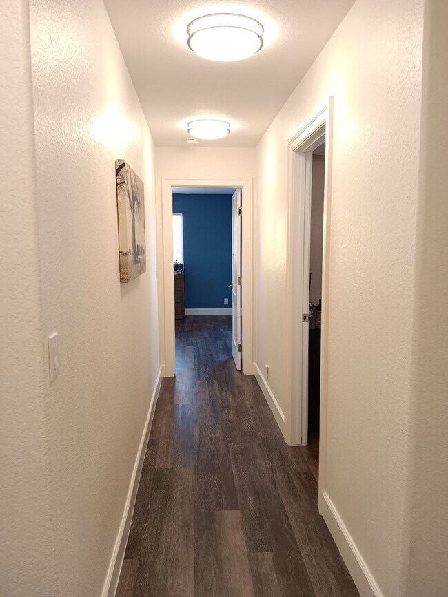 Building Photo - ****Move In Special**** $300 off 1st Month...