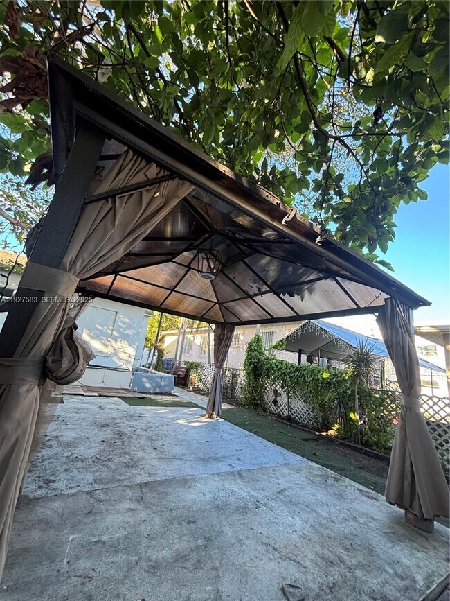 Building Photo - 568 SW 3rd St