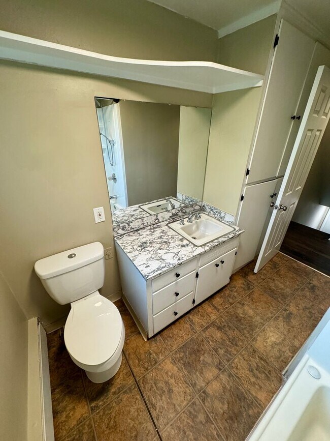 Building Photo - 3 Bedroom ~ Clintonville