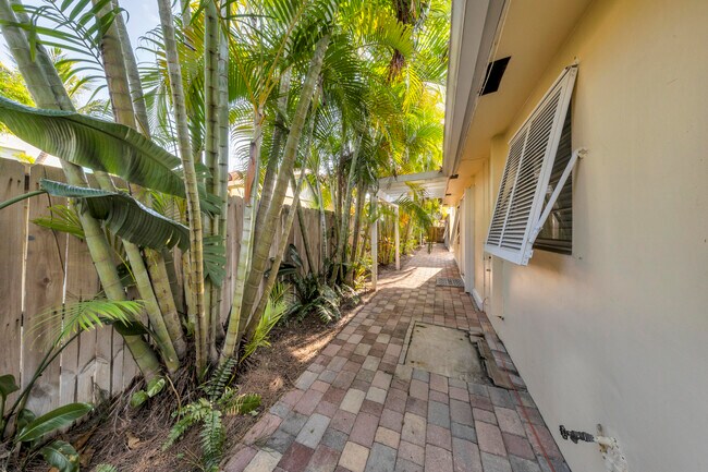 Building Photo - 900 NE 4th St