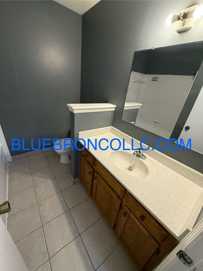 Building Photo - Cute 2 bedroom 1 bathroom home with 1 car ...