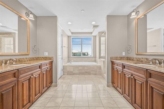 Building Photo - 300 Beach Dr NE