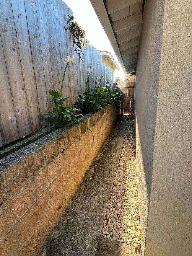 Building Photo - 1392 Bolton Dr