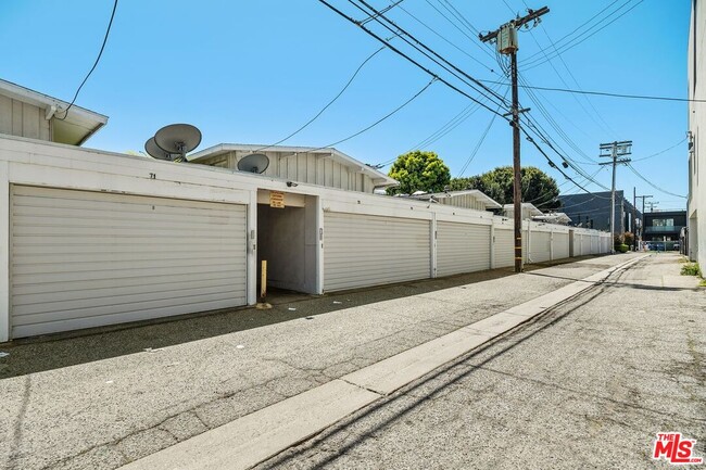 Building Photo - 4040 Grand View Blvd