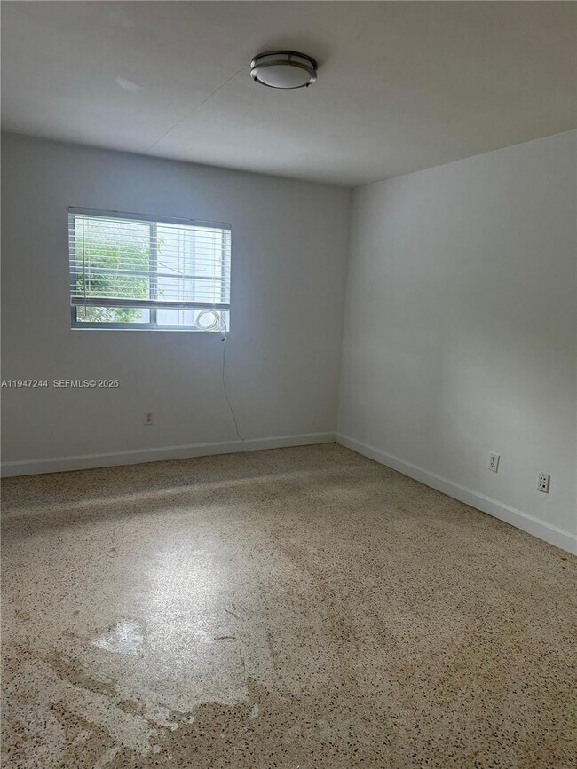 Building Photo - 1050 7th St