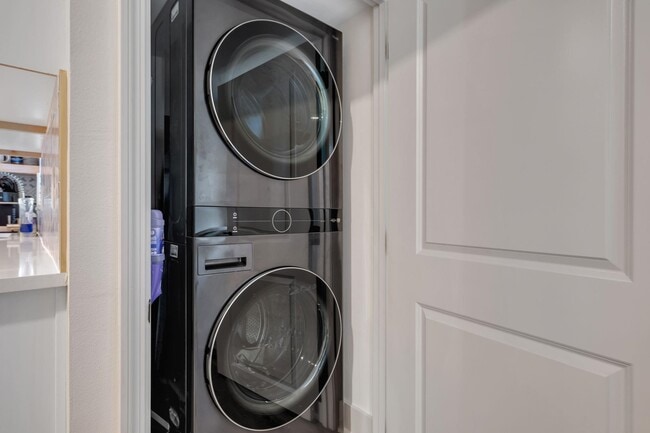 Building Photo - 2412 Surrey St