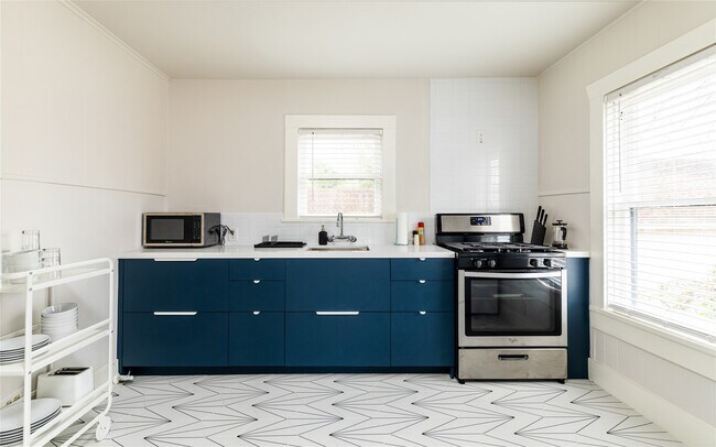 Building Photo - 114 Redan St