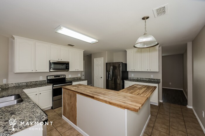 Building Photo - 2002 Bentwood St