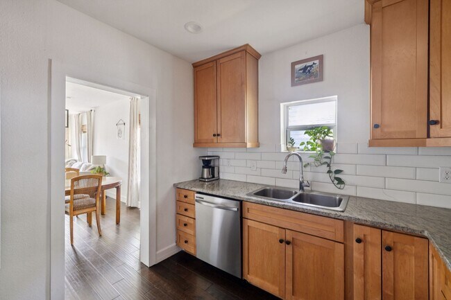 Building Photo - DARLING 2-BEDROOM MAHNCKE PARK COTTAGE
