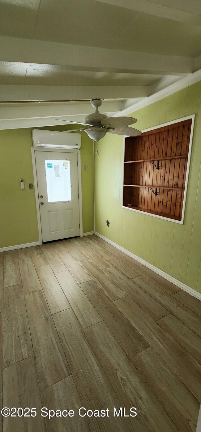 Building Photo - 833 Cronin Ave