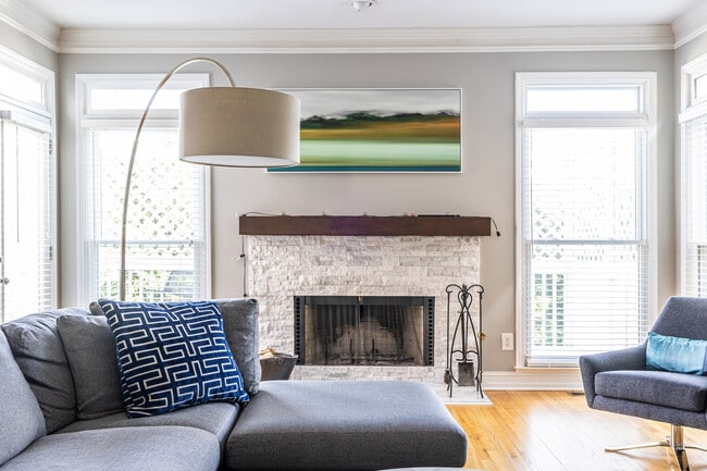 Building Photo - 2454 Vivian Cir