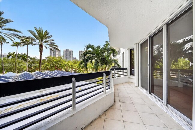 Building Photo - 3600 Mystic Pointe Dr
