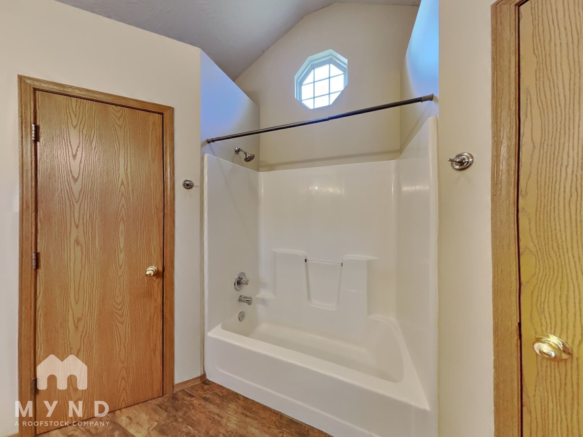 Building Photo - 701 N Pinewood Ave