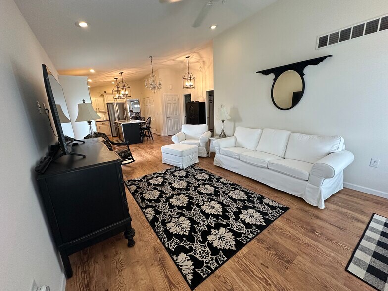 Building Photo - 7712 Walnut St