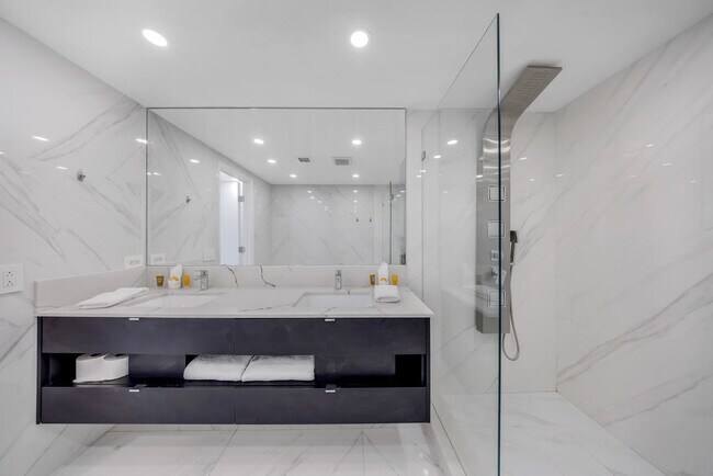 Building Photo - 1717 N Bayshore Dr