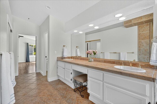 Building Photo - Toro Sunshine Expansive 4 Bed/ 3 Bath Home!