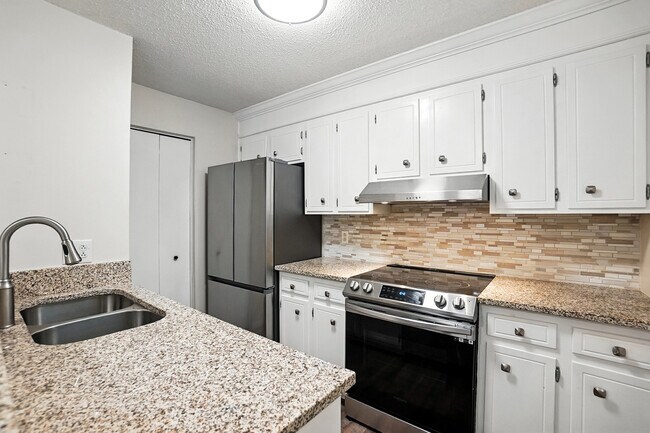 Building Photo - 1101 Surry Ln