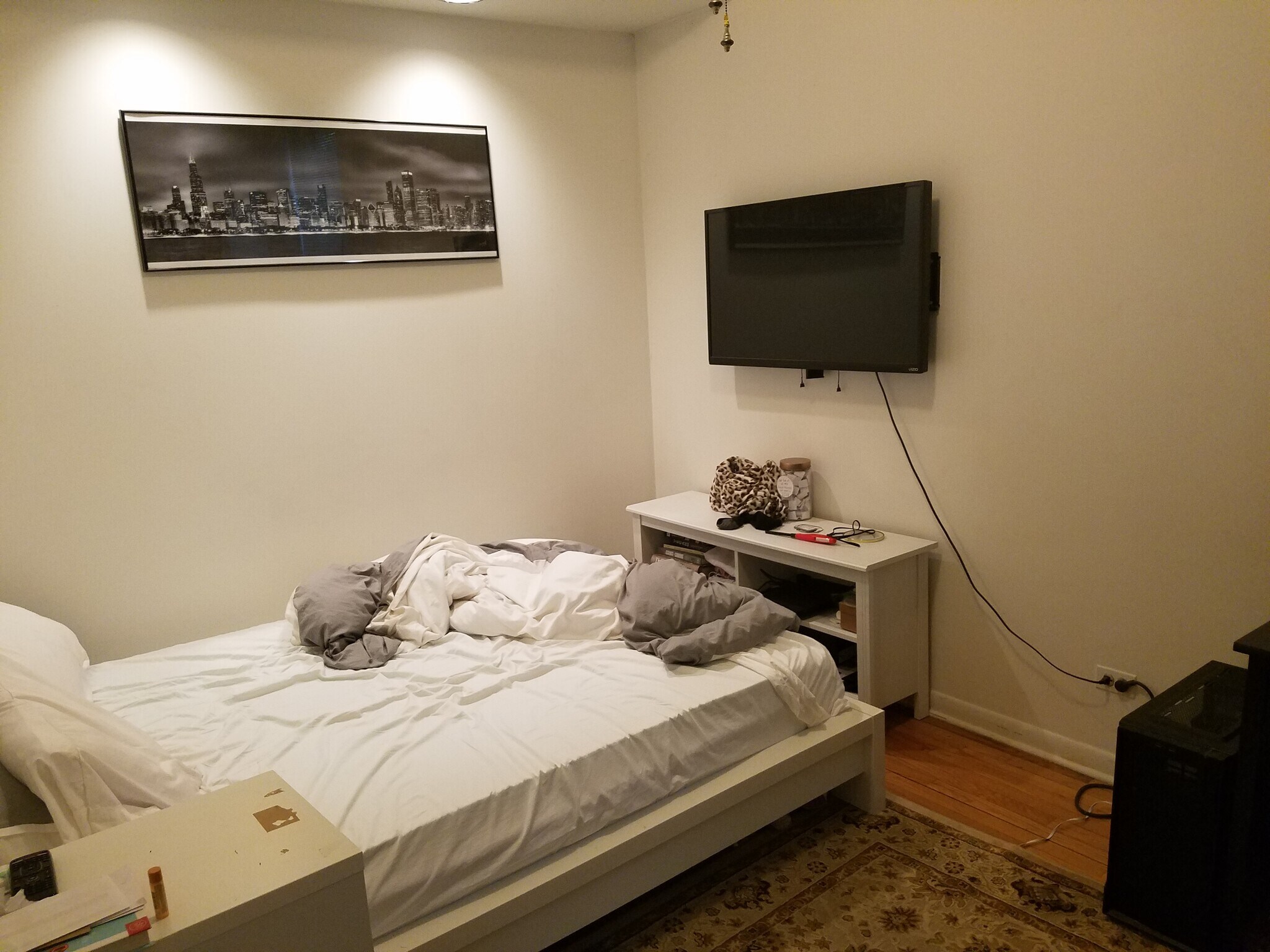 Queen bed with room - 1545 Barry W Ave