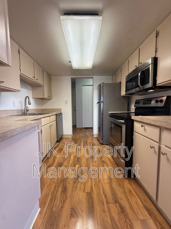 Building Photo - 2300 14th Ave S