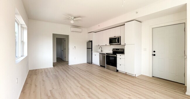 Living room/dining - 3154 6th Ave