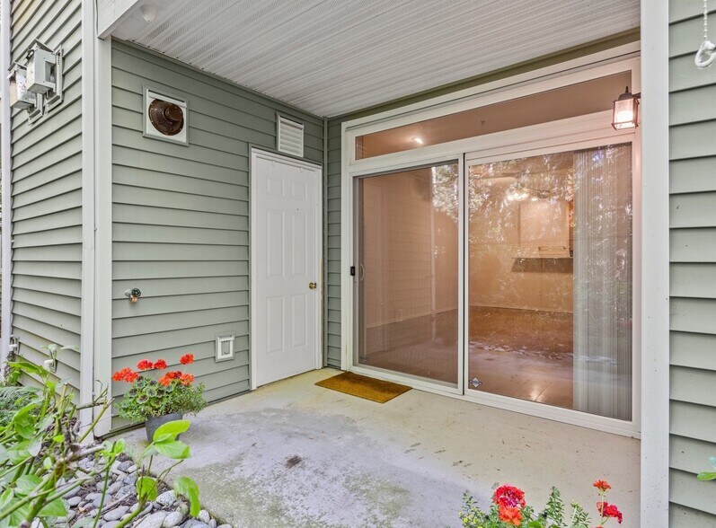 Building Photo - 12712 Admiralty Way