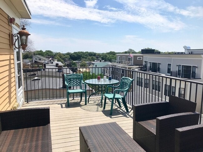 Building Photo - 360-362 Dorchester Street Unit 3