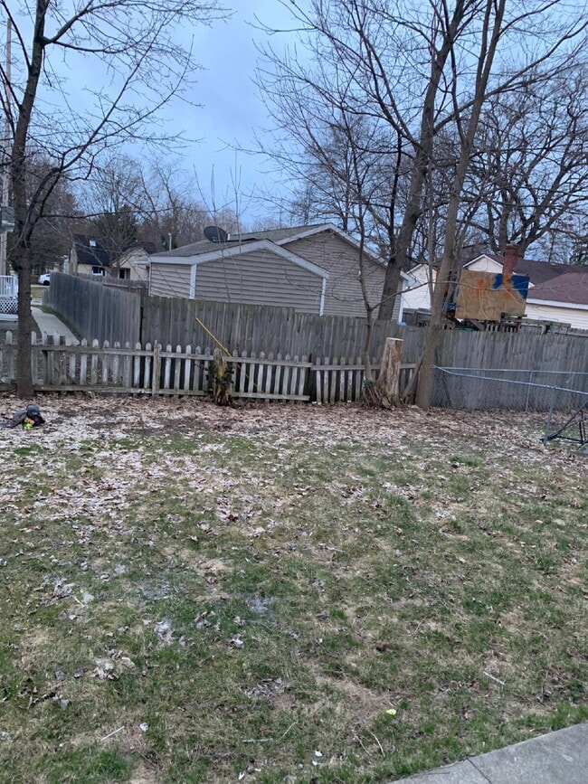 Building Photo - 2 Bedroom Duplex $1100/Month