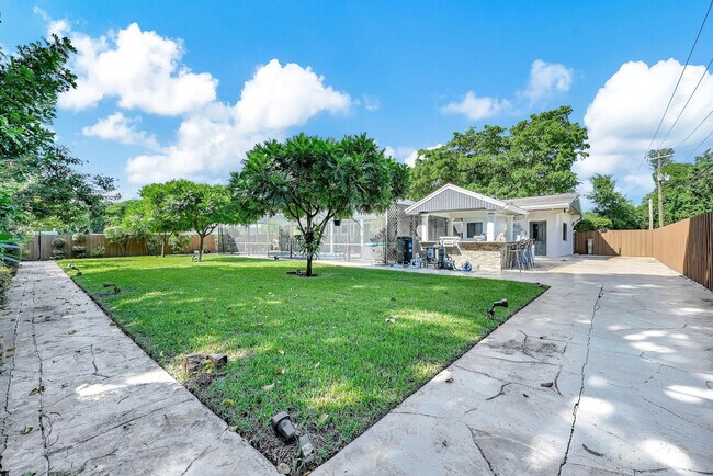 Building Photo - 836 Orchid Dr