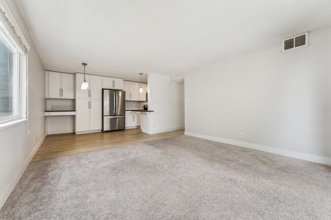 Building Photo - Charming 2BR Condo in Denver