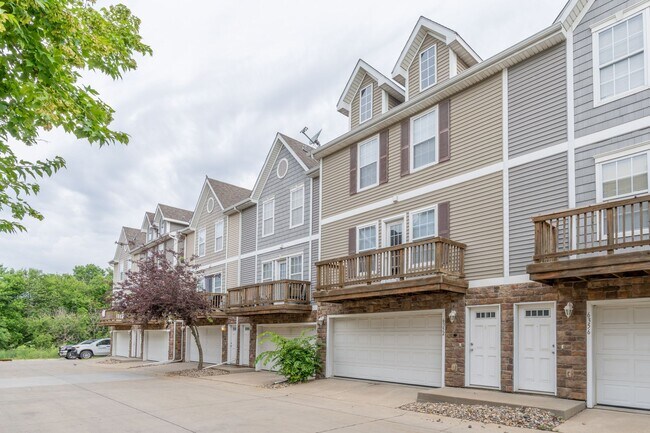 Building Photo - 2 Bedroom 2 Bathroom Town House - Interior...