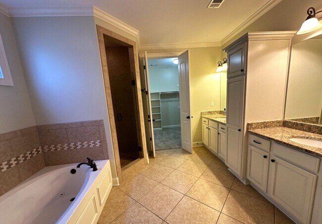 Building Photo - 5 Bedroom /4 Bath House in LAKELAND!!!