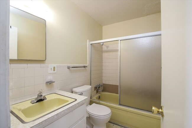 Building Photo - Great Studio Apartment in KILLER Location!...